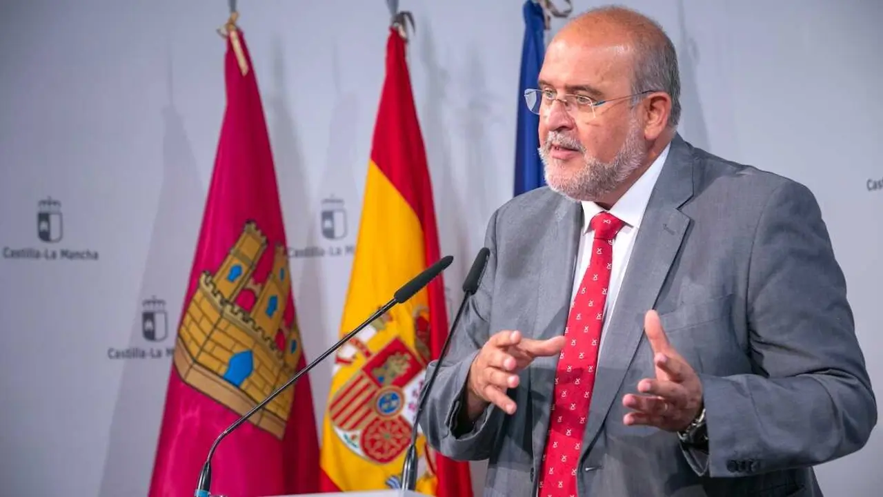 El vicepresidente primero del Gobierno regional, Jos&eacute; Luis Mart&iacute;nez Guijarro, informan sobre el plan de recuperaci&oacute;n de la Sierra Norte de Guadalajara tras el incendio forestal en esta zona.