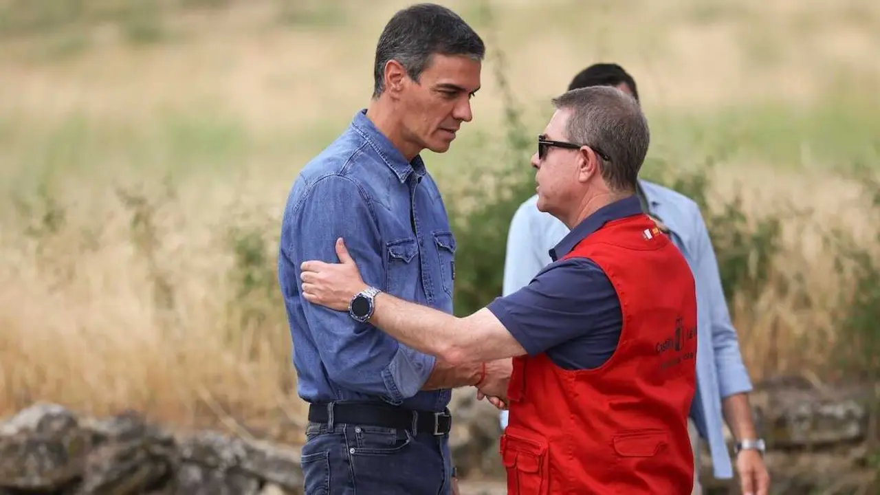 El presidente del Gobierno, Pedro S&aacute;nchez (i), y el presidente de Castilla-La Mancha, Emiliano Garc&iacute;a-Page (d), durante la visita al Puesto de Mando Avanzado del incendio forestal de La Mierla (Guadalajara) - EP/Alejandro Mart&iacute;nez V&eacute;lez