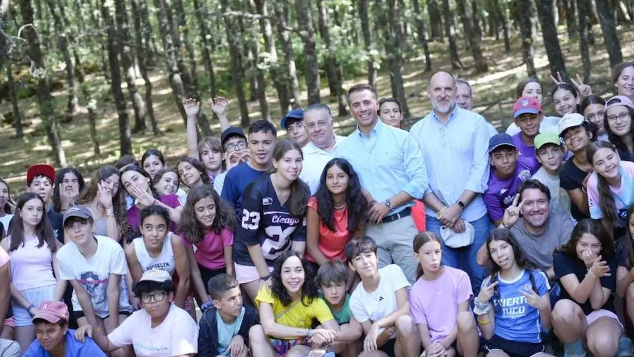 El director general de Juventud y Deportes de Castilla-La Mancha, Carlos Yuste, durante la visita que ha realizado al campamento juvenil El Pi&eacute;lago.