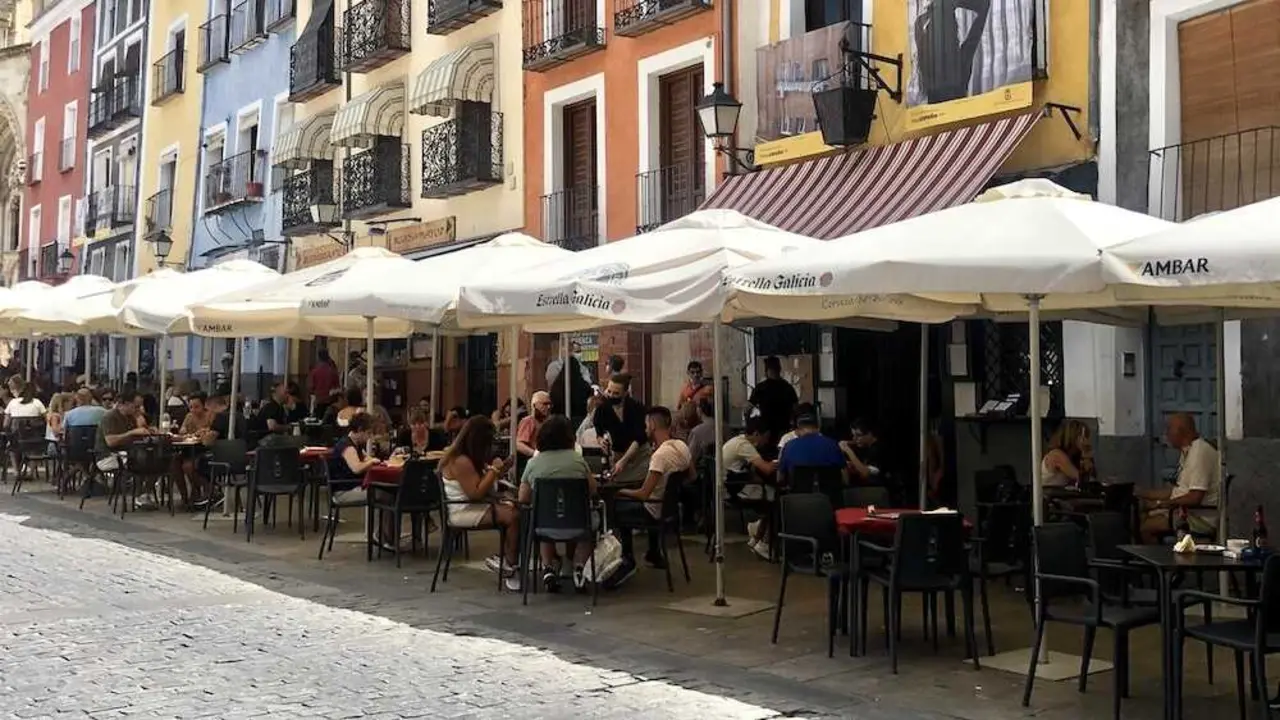 Hosteleros de Cuenca rechazan que se prohiba fumar en las terrazas