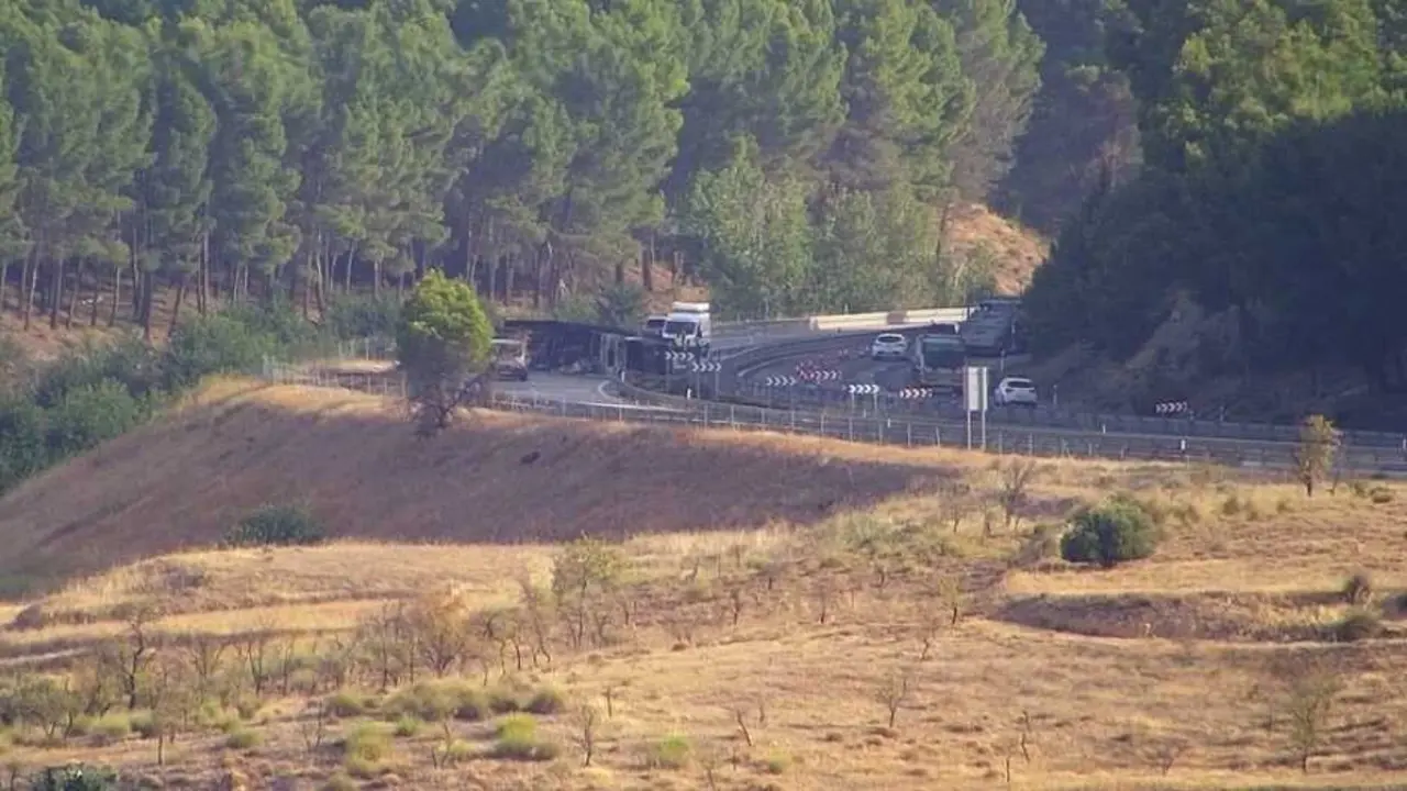 Herido un camionero tras arder su veh&iacute;culo en la A-4 en La Guardia (Toledo)