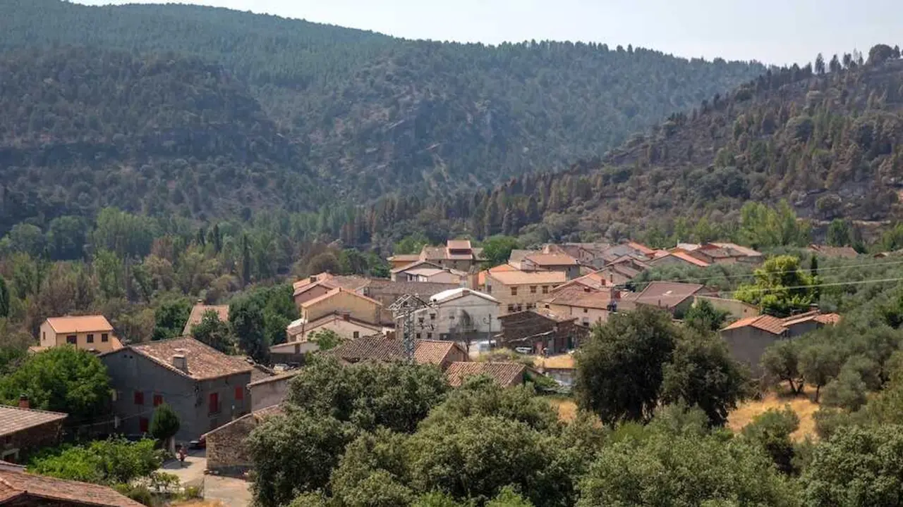 Vista de La Mierla (Guadalajara) con el terreno quemado por el incendio forestal al fondo - EP/Juanma Jim&eacute;nez