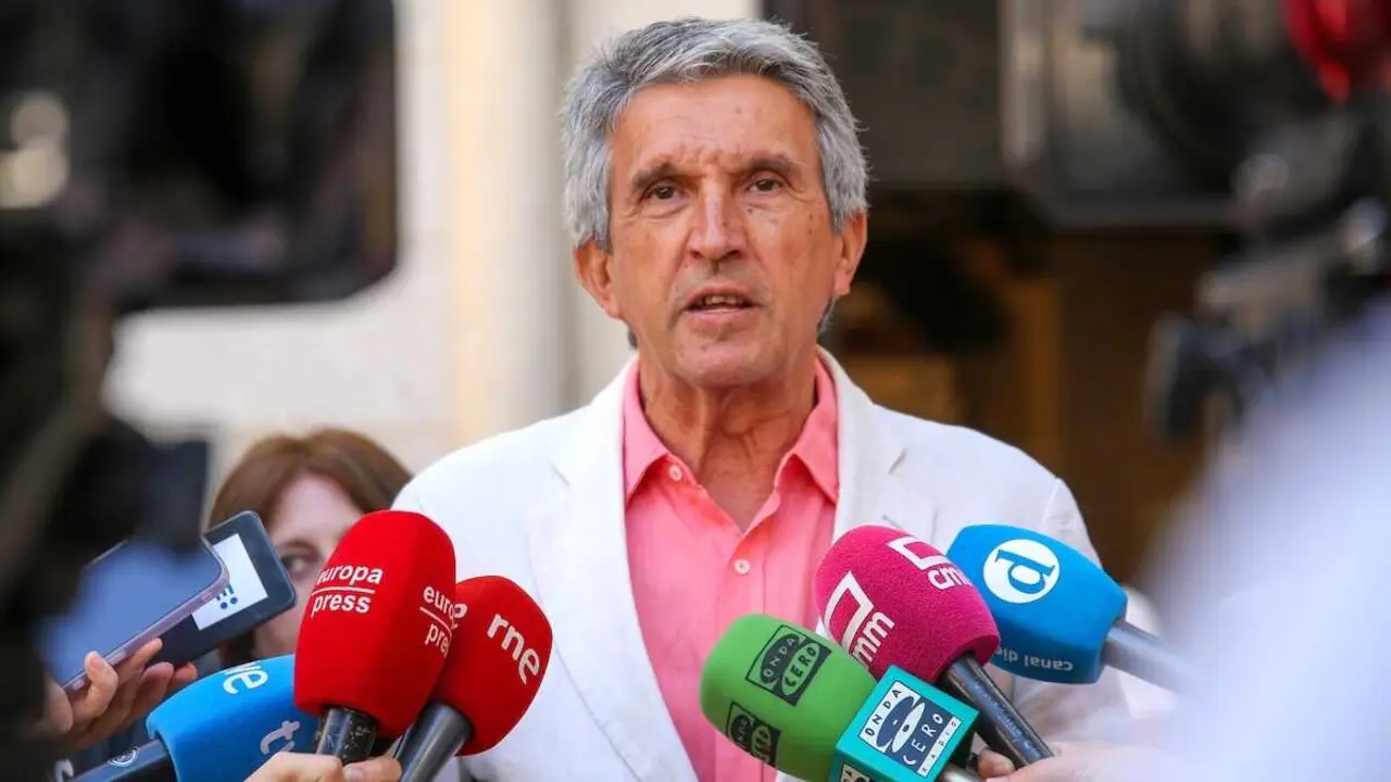 El delegado del Gobierno en Castilla-La Mancha, Jos&eacute; Pablo Sabrido, atendiendo a los medios de comunicaci&oacute;n este viernes en Toledo.