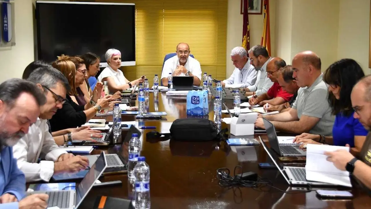 El vicepresidente primero, Jos&eacute; Luis Mart&iacute;nez Guijarro, ha presidido en Guadalajara una reuni&oacute;n con representantes de las distintas administraciones p&uacute;blicas para abordar las actuaciones de emergencia en los distintos municipios afectados por el incendio de la Sierra Norte.