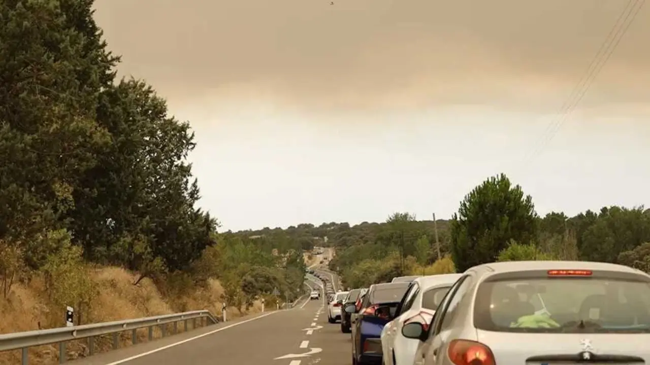 Miles de personas proceden a la evacuaci&oacute;n de los municipios afectados en direcci&oacute;n Toledo - EFE/Mariscal