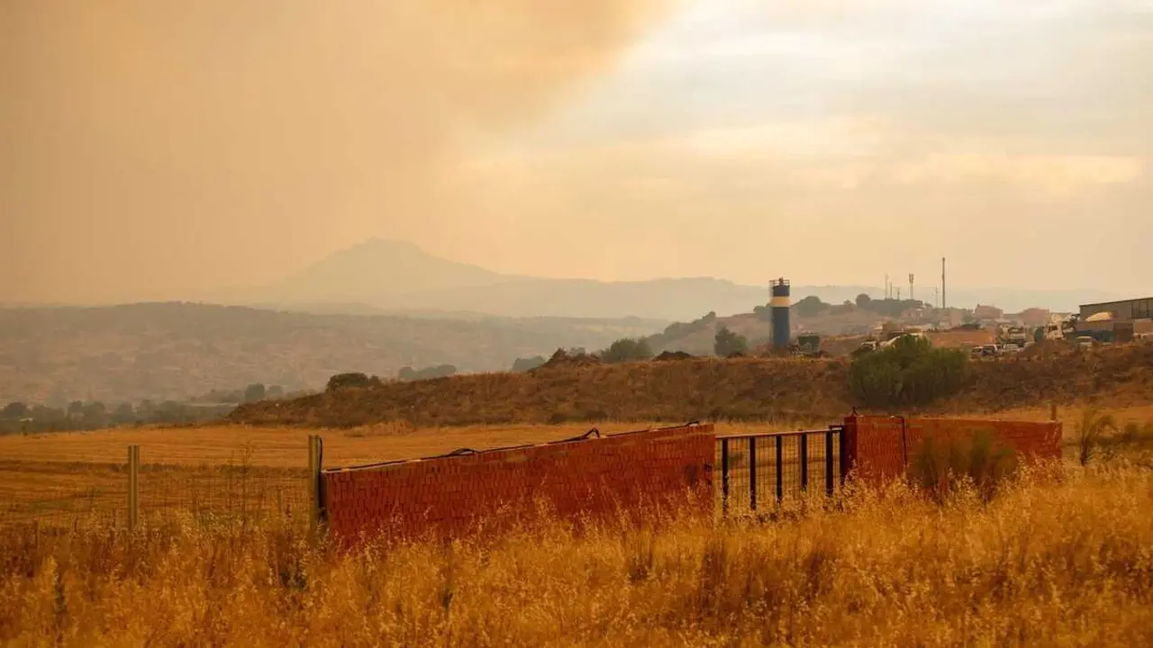 Intensa humareda en Almorox (Toledo) por los incendios forestales - EP/Juanma Jim&eacute;nez