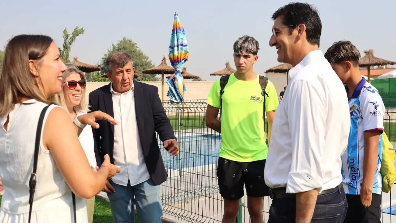 El vicepresidente segundo del Gobierno de Castilla-La Mancha, Jos&eacute; Manuel Caballero, ha inaugurado la piscina municipal de El Torno (Ciudad Real).