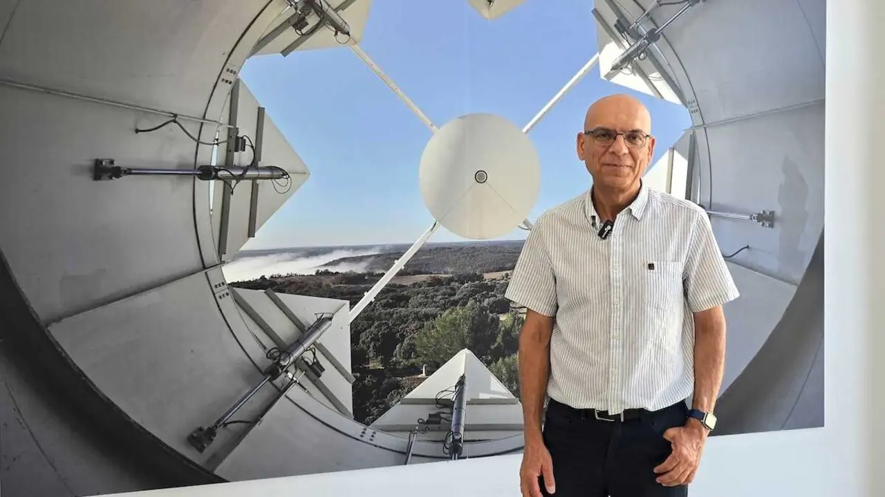 Pablo de Vicente, director del Observatorio de Yebes (Guadalajara), una infraestructura referencia en investigaci&oacute;n del Instituto Geogr&aacute;fico Nacional (IGN) y que se convertir&aacute; el 12 de agosto en el centro de seguimiento oficial del eclipse total solar -&nbsp; EFE/ Beatriz Retuerta