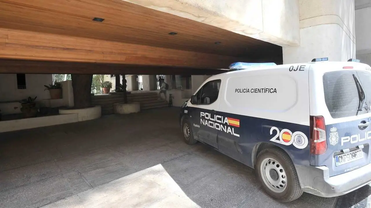 Un coche de la Polic&iacute;a Nacional de polic&iacute;a en la puerta del Museo Provincial de Albacete este martes. La Polic&iacute;a Judicial investiga el robo perpetrado por la fuerza en la noche de este lunes al martes por cuatro encapuchados, que un minuto y medio se han llevado m&aacute;s de 200 monedas de oro - EFE/ Manu