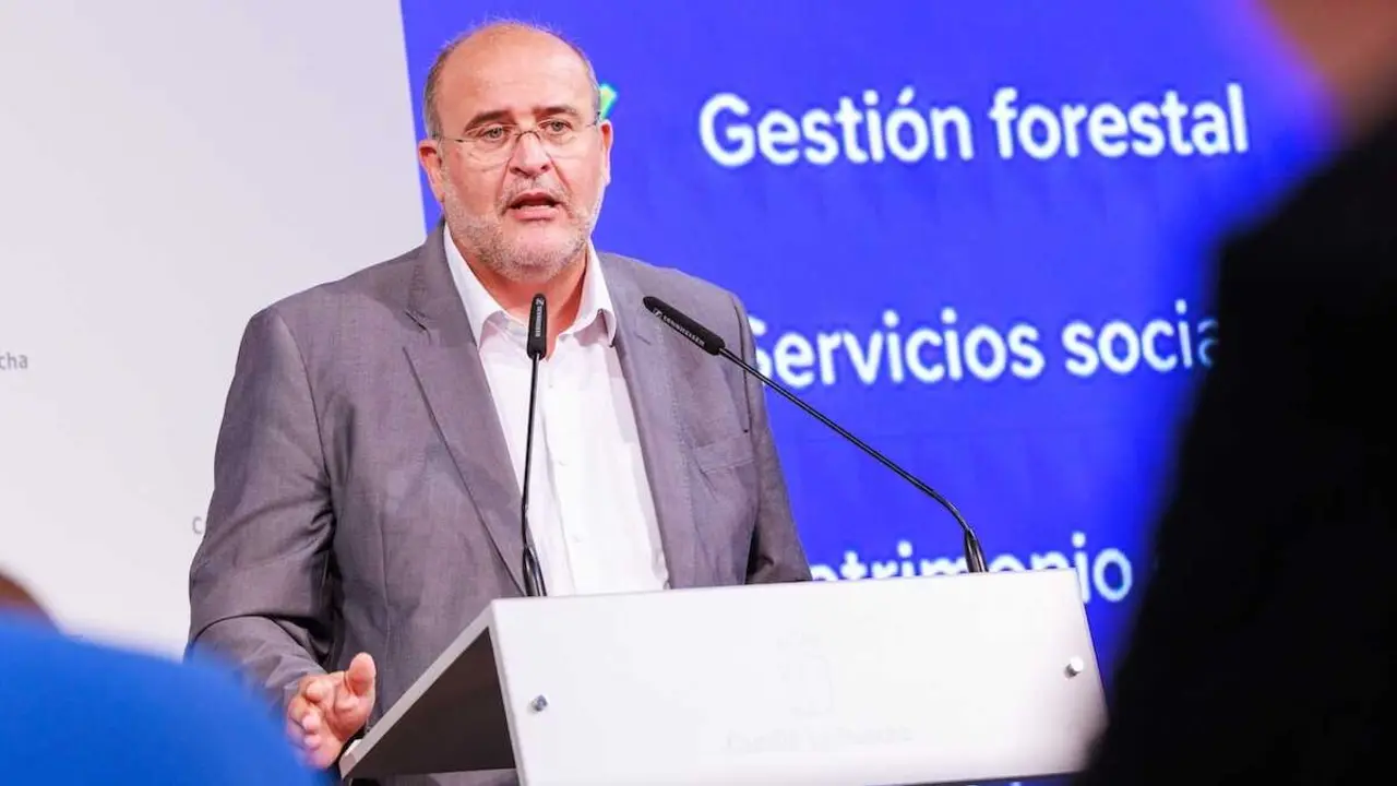 El vicepresidente primero del Gobierno de Castilla-La Mancha, Jos&eacute; Luis Mart&iacute;nez Guijarro, informa en rueda de prensa de asuntos del Consejo de Gobierno relacionados con su departamento.