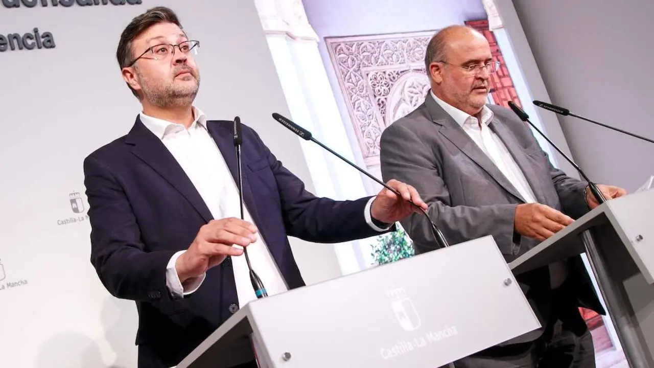 El consejero de Educaci&oacute;n, Cultura y Deportes de Castilla-La Mancha, Amador Pastor, informa en rueda de prensa de asuntos del Consejo de Gobierno relacionados con su departamento junto al vicepresidente primero, Jos&eacute; Luis Mart&iacute;nez Guijarro.