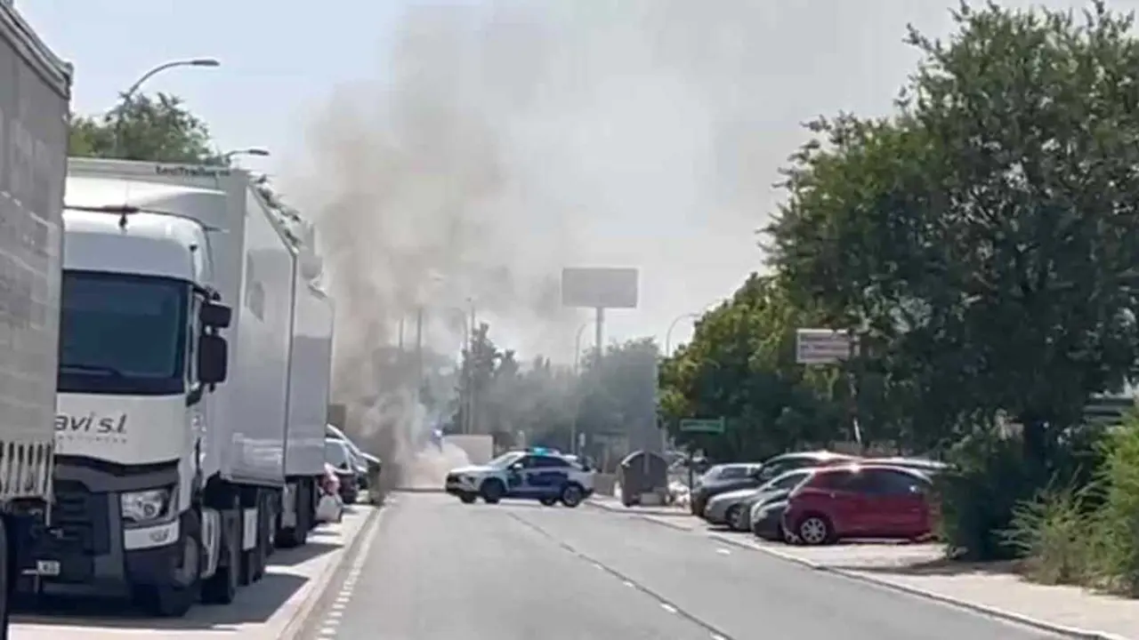 Arde un cami&oacute;n cargado de pacas de paja en el Pol&iacute;gono de Toledo