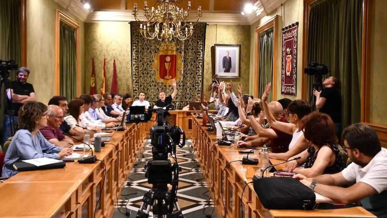 En la imagen un instante del pleno del Ayuntamiento de Cuenca que ha aprobado el presupuesto de 2026