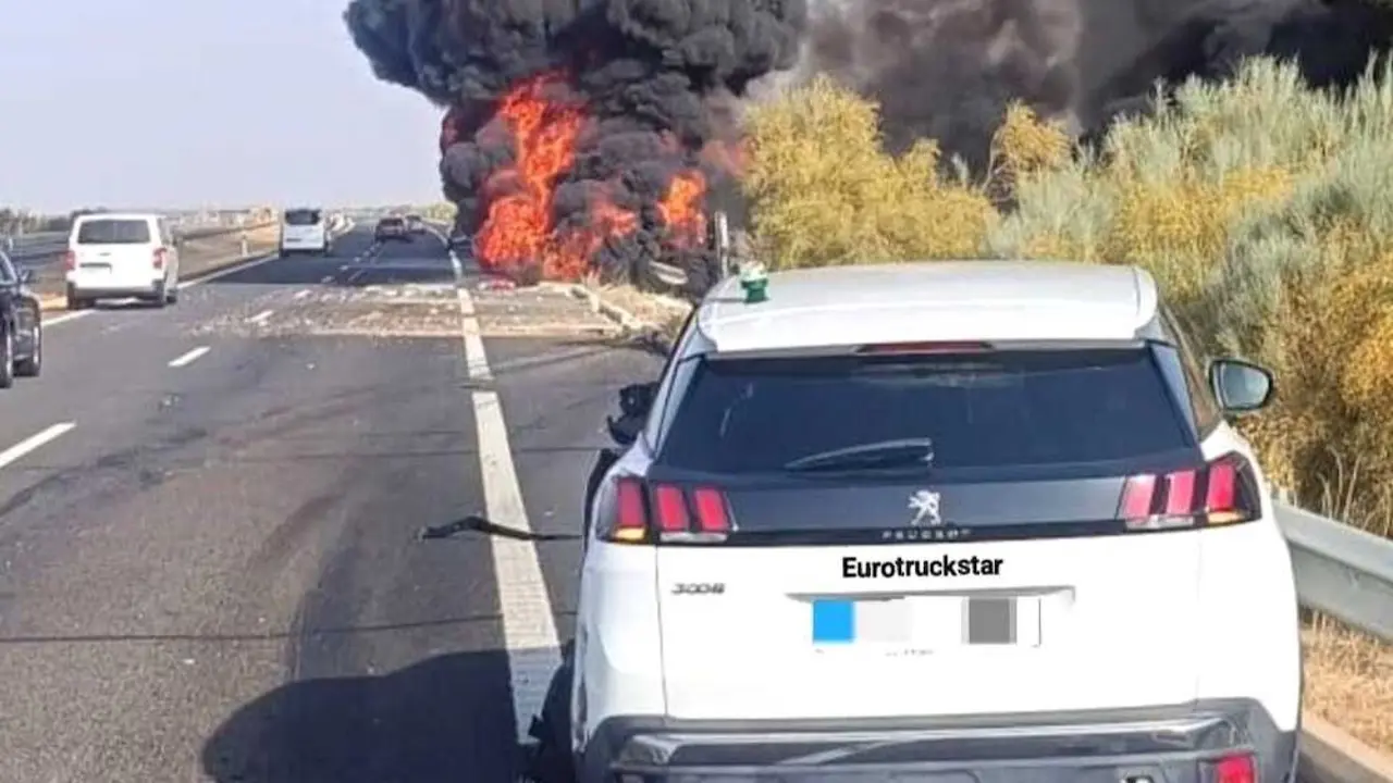 Muere un camionero tras chocar con un coche parado en la AP-36 el El Provencio (Cuenca). El cami&oacute;n volc&oacute; y acab&oacute; ardiendo quedando la v&iacute;ctima atrapada en el veh&iacute;culo.