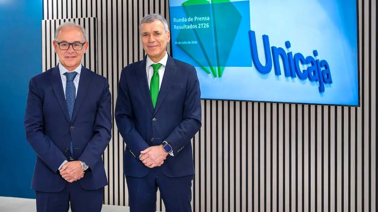 El CEO de Unicaja, Isidro Rubiales, y el director general de Finanzas, Pablo Gonz&aacute;lez. durante la presentaci&oacute;n de resultados.