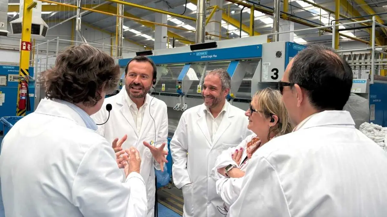 El comisionado para la Accesibilidad, Jos&eacute; Luis Escudero, durante su visita a la planta industrial de ILUNION TextilCare, l&iacute;der en la gesti&oacute;n integral de textil, ubicada en Marchamalo (Guadalajara).