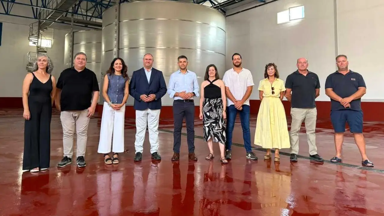 El consejero de Agricultura, Ganader&iacute;a y Desarrollo Rural, Juli&aacute;n Mart&iacute;nez Liz&aacute;n, durante la visita que ha realizado este viernes a Bodegas S&iacute;mbolo en Campo de Criptana (Ciudad Real).