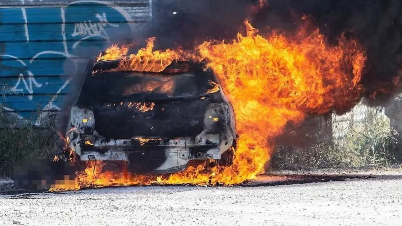 Imagen de archivo de un coche ardiendo tras un grave accidente de tr&aacute;fico