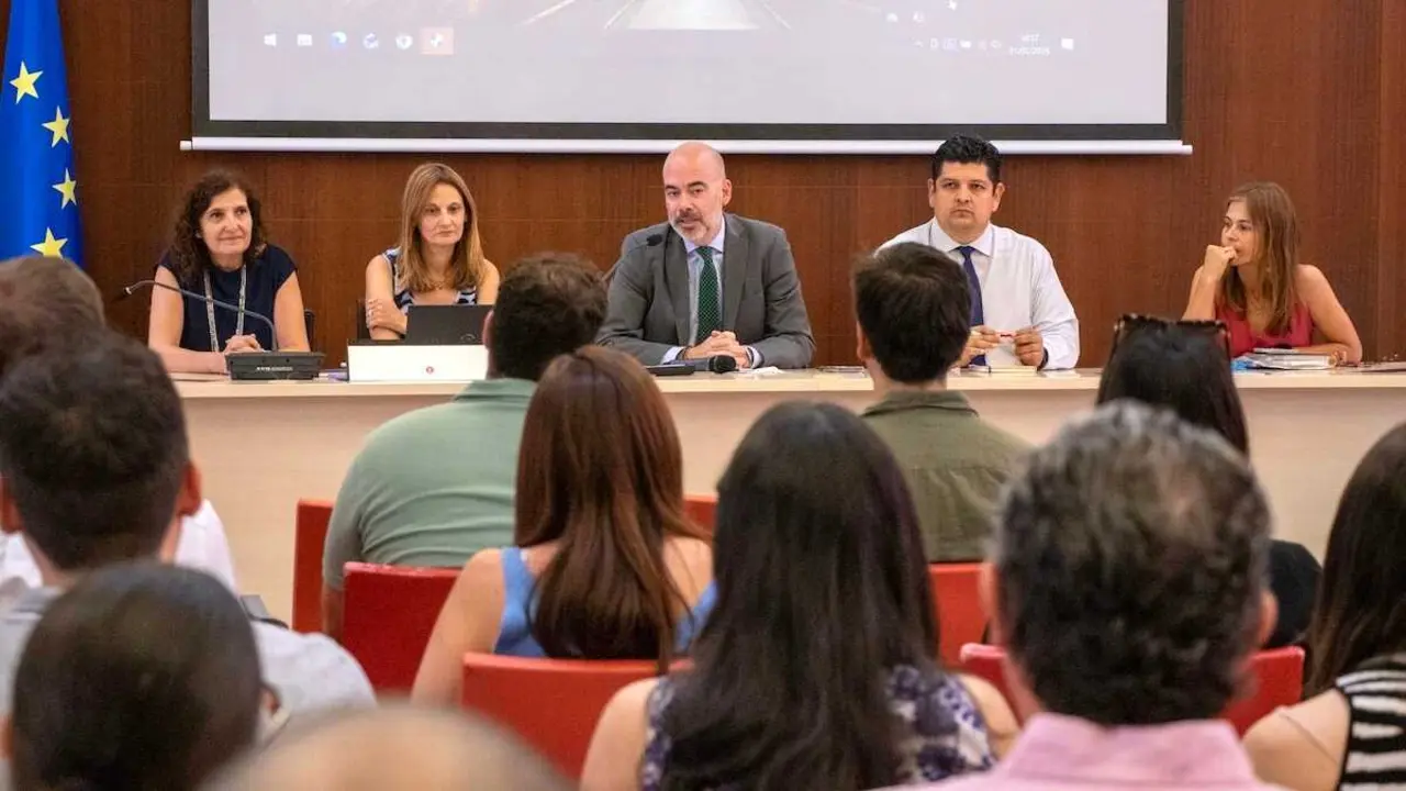 El director general de Recursos Humanos y Transformaci&oacute;n del SESCAM, &Iacute;&ntilde;igo Cort&aacute;zar, se ha reunido esta semana&nbsp;en Toledo con 14 residentes de las especialidades de Medicina del Trabajo y Enfermer&iacute;a del Trabajo que acaban de iniciar su periodo de formaci&oacute;n.