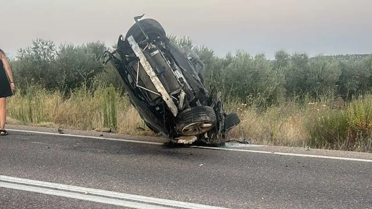 Muere un joven de 26 a&ntilde;os en un accidente de tr&aacute;fico en Cebolla (Toledo). En la imagen el estado en el que ha quedado el veh&iacute;culo por el joven fallecido. choque, colisi&oacute;n, salida de v&iacute;a, salirse de la v&iacute;a y volcar, coche volcado,