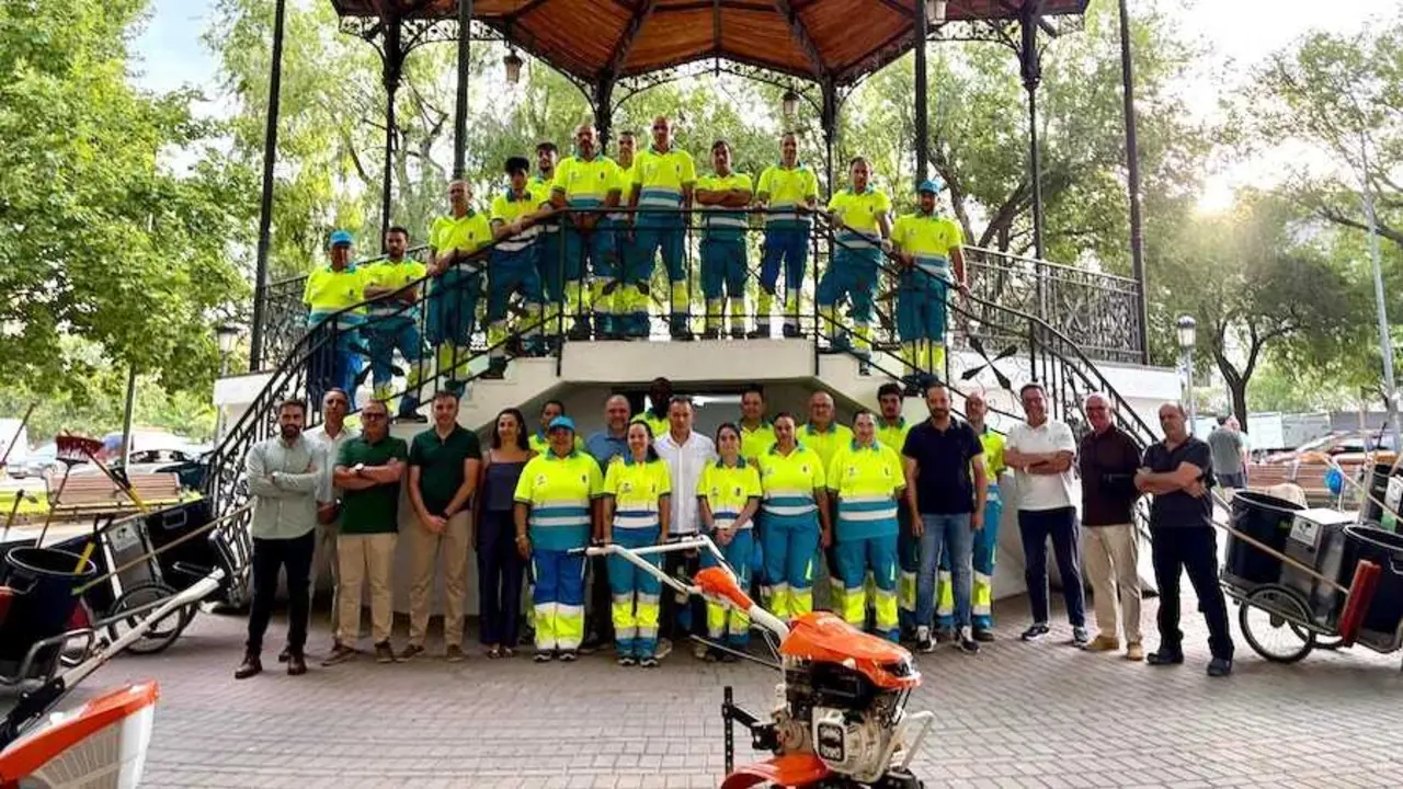 El alcalde de Albacete, Manuel Serrano, junto a los trabajadores&nbsp;del servicio de mantenimiento, limpieza y conservaci&oacute;n de parques, jardines y zonas verdes