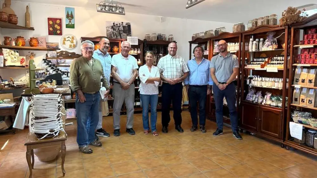 El consejero de Agricultura, Ganader&iacute;a y Desarrollo Rural, Juli&aacute;n Mart&iacute;nez Liz&aacute;n, en su visita a la empresa familiar Pe&ntilde;arrubia del Alto Guadiana en Ossa de Montiel (Albaete).