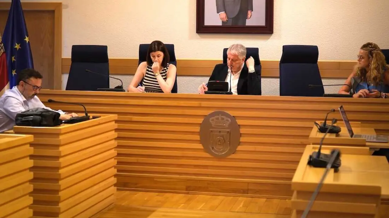 El alcalde de Ciudad Real, Paco Ca&ntilde;izares, preside la reuni&oacute;n de la Junta de Gobierno Local
