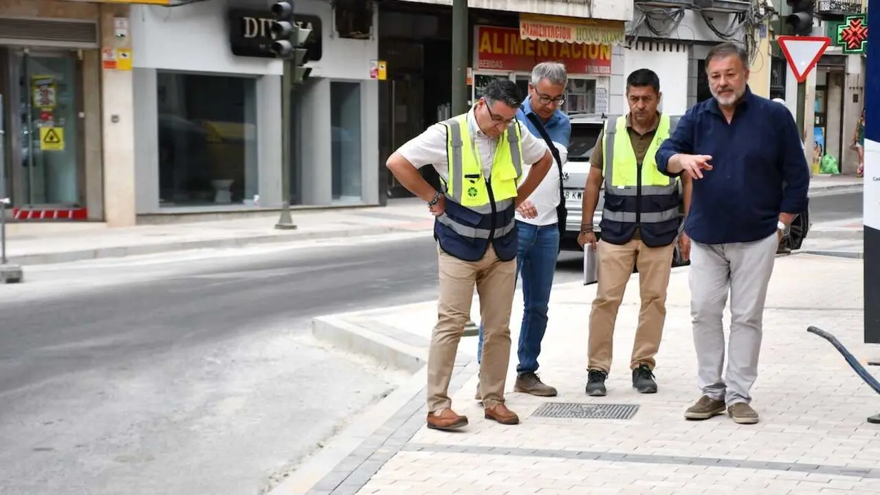 El alcalde de Cuenca, Dar&iacute;o Dolz, visita las obras de Hurtado de Mendoza y Plaza del X&uacute;car