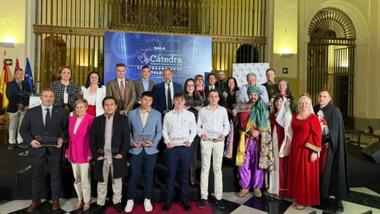 Imagen de familia de la anterior entrega de los Premios Cultura, Patrimonio e Innovaci&oacute;n en el Medio Rural de la C&aacute;tedra Fundaci&oacute;n Eurocaja Rural-UCLM
