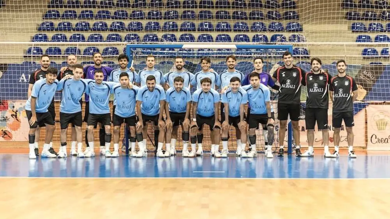 Imagen de familia de la plantilla del Vi&ntilde;a Albali Valdepe&ntilde;as temporada 2026-2027