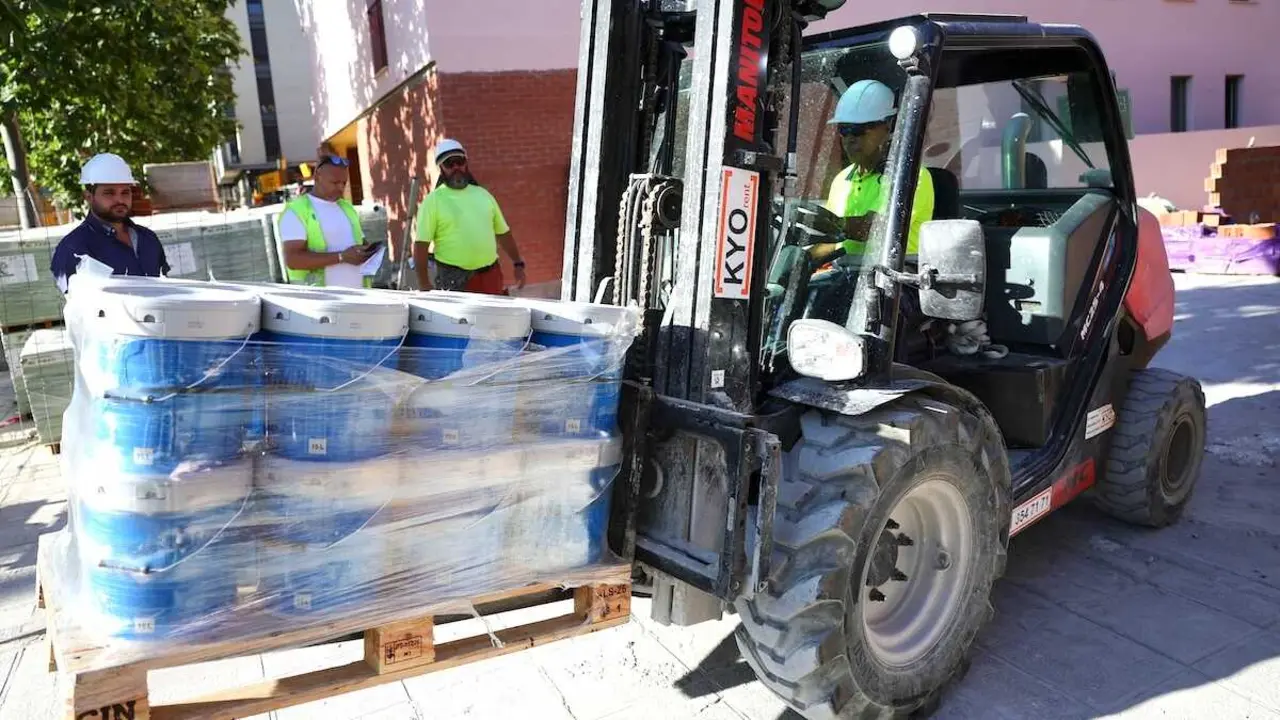 Trabajadores en una obra este jueves en Toledo. Castilla-La Mancha gan&oacute; 5.686 afiliados en el mes de julio pese a la subida del paro en 843 personas -&nbsp;EFE/ Ismael Herrero