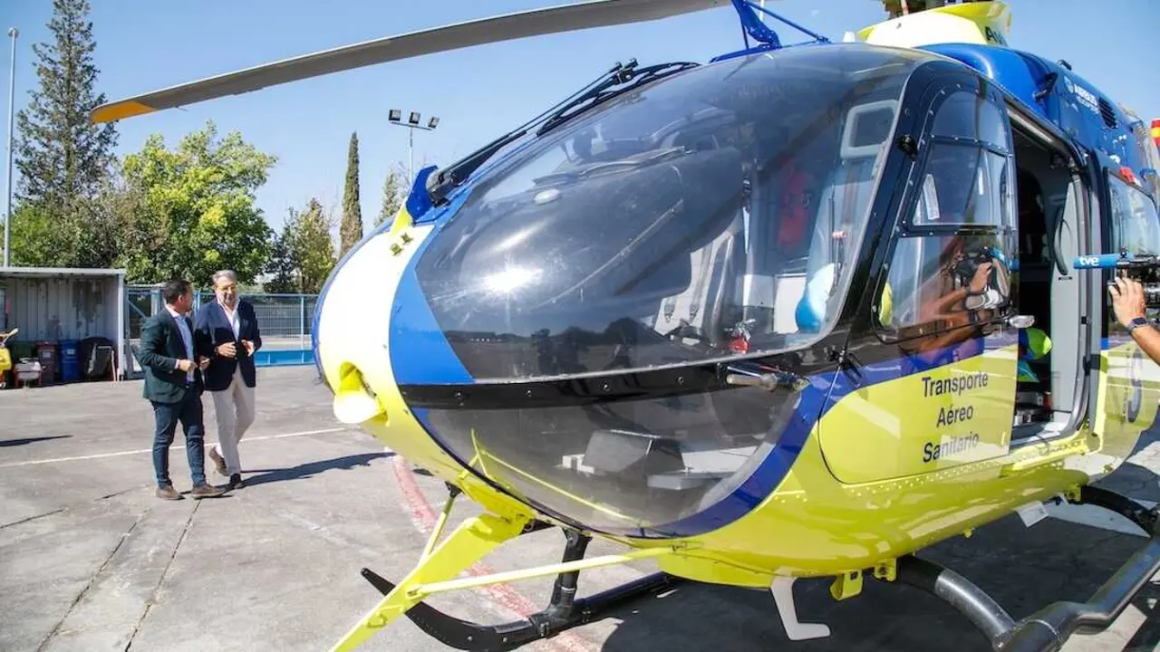 El consejero de Sanidad, Jes&uacute;s Fern&aacute;ndez Sanz, realiza una visita al helic&oacute;ptero Gigante 4 para poner en valor la transfusi&oacute;n sangu&iacute;nea prehospitalaria.