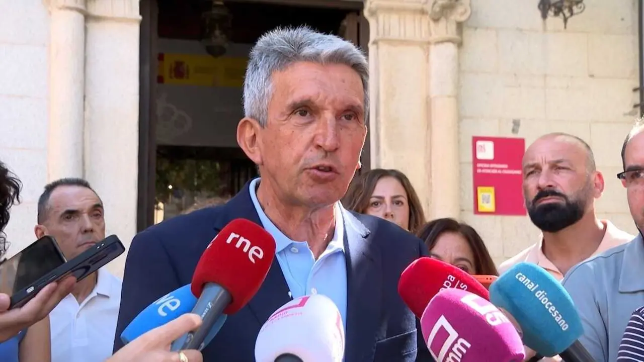 El delegado del Gobierno en Castilla-La Mancha, Jos&eacute; Pablo Sabrido, atendiendo a los medios de comunicaci&oacute;n este martes en Toledo.