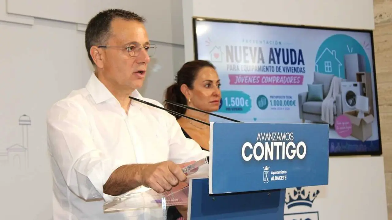 El alcalde de Albacete, Manuel Serrano, ha presentado las neuvas ayudas a jóvenes para equipamiento de viviendas.
