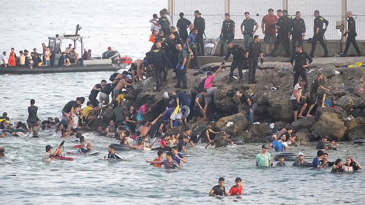 Decenas de personas llegando a nado a Ceuta, entre ellos menores - EP, inmigraci&oacute;n, migrantes, menas, marruecos, frontera, inmigrantes,