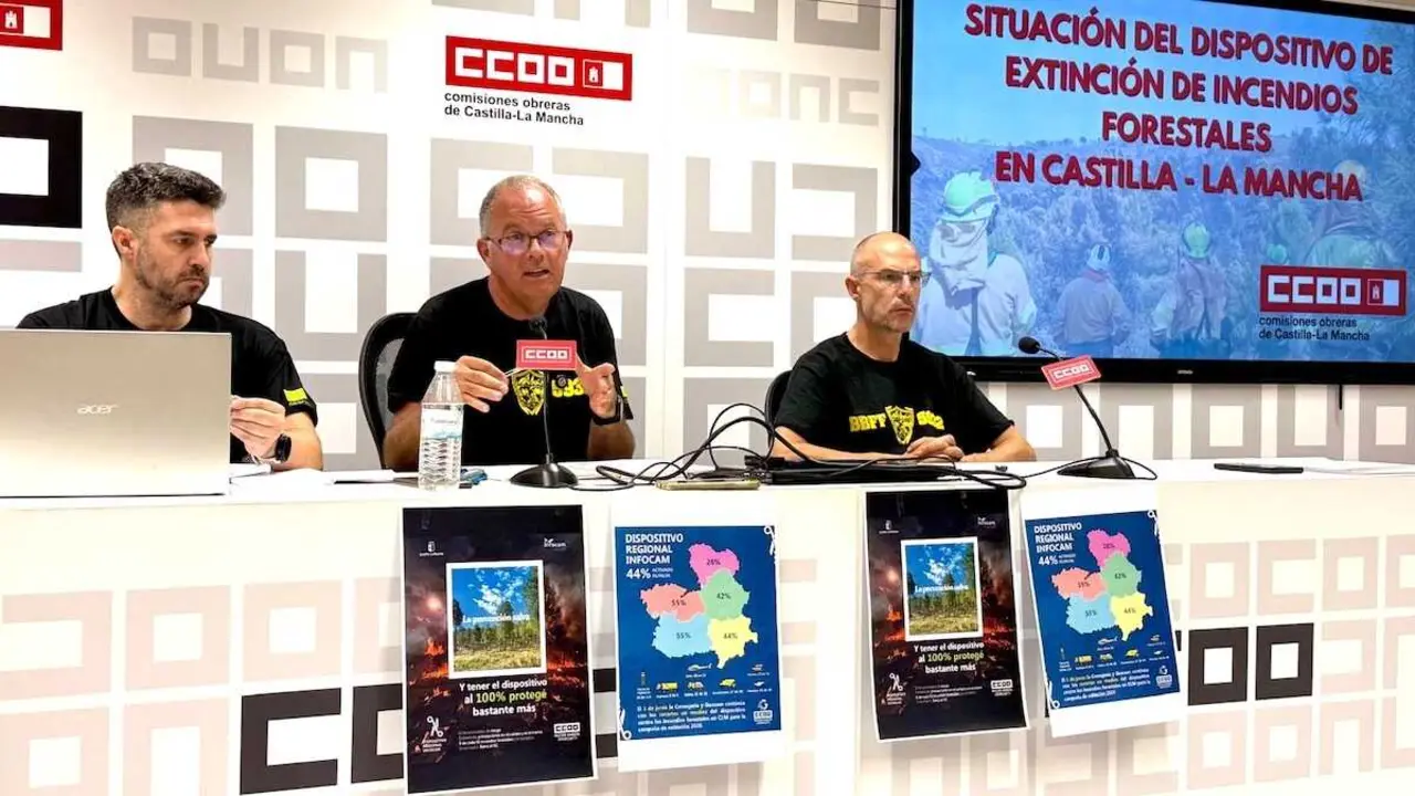 El presidente del Comit&eacute; de Empresa de Geacam, Manuel Amores (c), durante la rueda de prensa que ha ofrecido este mi&eacute;rcoles en la sede de CCOO en Toledo.