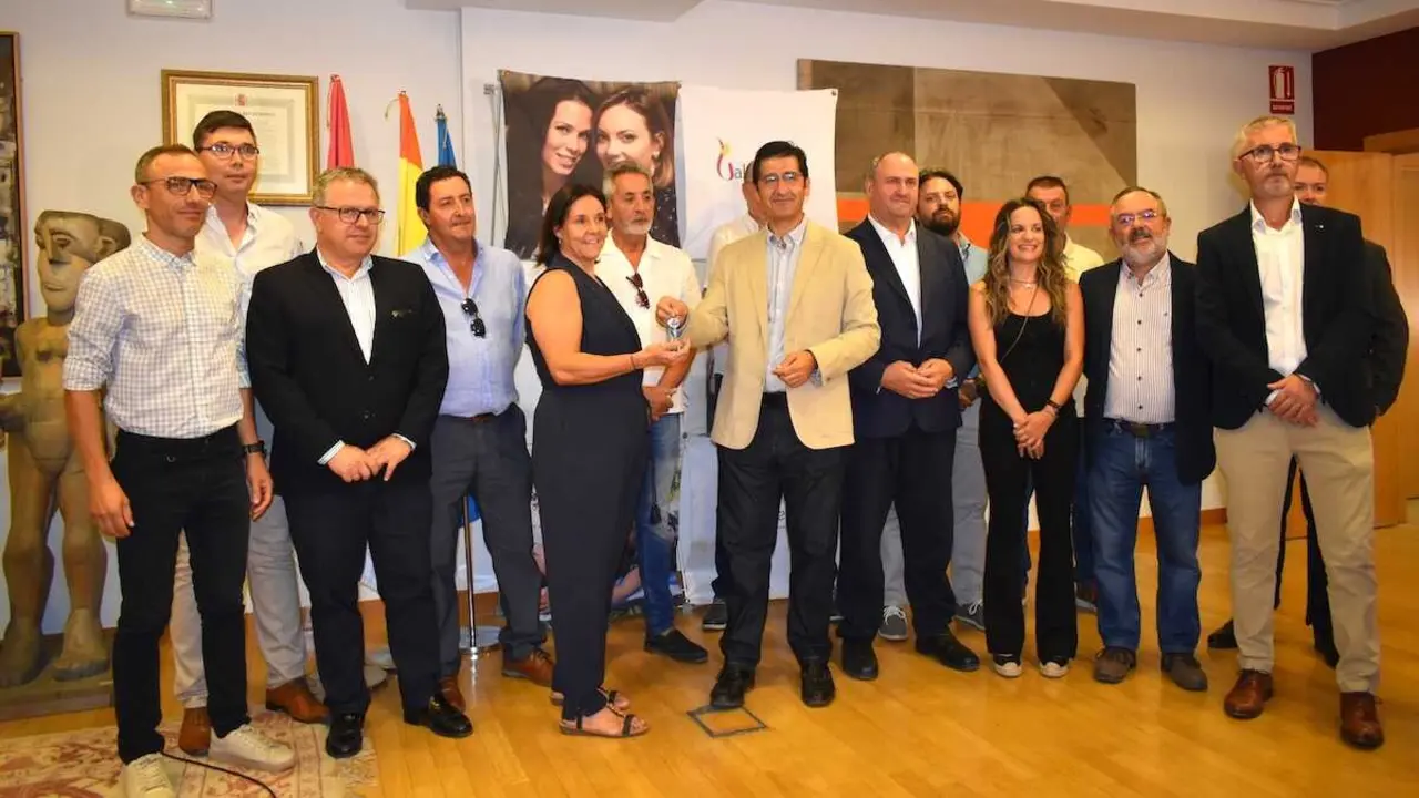 El vicepresidente segundo del Gobierno de Castilla-La Mancha, Jos&eacute; Manuel Caballero, y el consejero de Agricultura, Ganader&iacute;a y Desarrollo Rural, Juli&aacute;n Mart&iacute;nez Liz&aacute;n, han participado en el acto de cesi&oacute;n de la Sede de la D.O. Valdepe&ntilde;as a la Asociaci&oacute;n Interprofesional de Vinos de Valdepe&ntilde;as (Intervaldepe&ntilde;as).