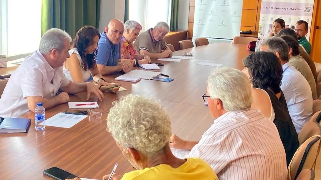 <p>El viceconsejero de Pol&iacute;tica Agraria Com&uacute;n y Pol&iacute;tica Agroambiental, Jos&eacute; Manuel Mart&iacute;n Aparicio, durante la reuni&oacute;n&nbsp;con las principales organizaciones profesionales agrarias de Guadalajara</p>

