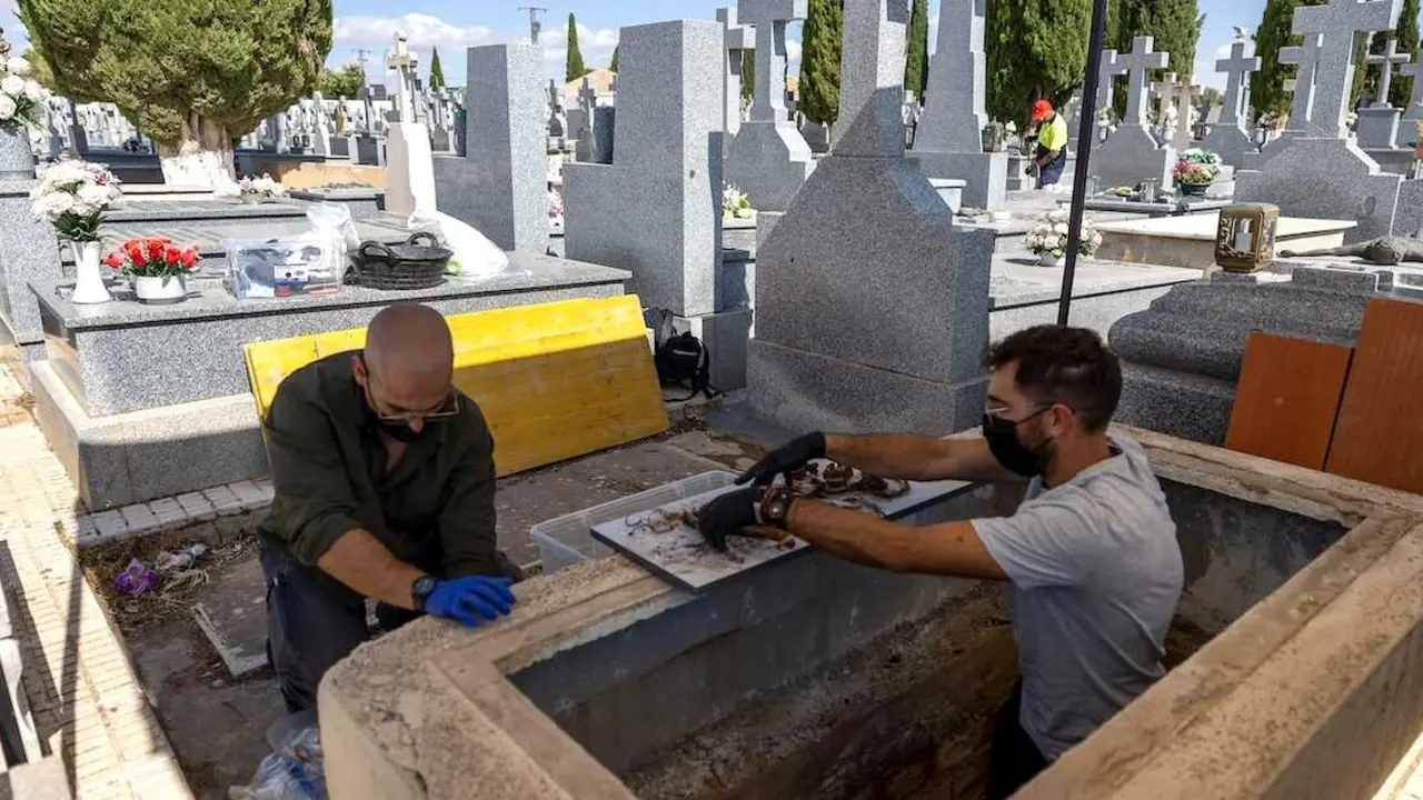 Jos&eacute; Luis C&oacute;rdoba de la Cruz (d), responsable de la excavaci&oacute;n y el antrop&oacute;logo V&iacute;ctor Barrera trabajan en el cementerio de Madridejos (Toledo), donde la Asociaci&oacute;n Manuel Aza&ntilde;a ha exhumado los restos mortales de trece fusilados tras la Guerra Civil - EFE/Ismael Herrero