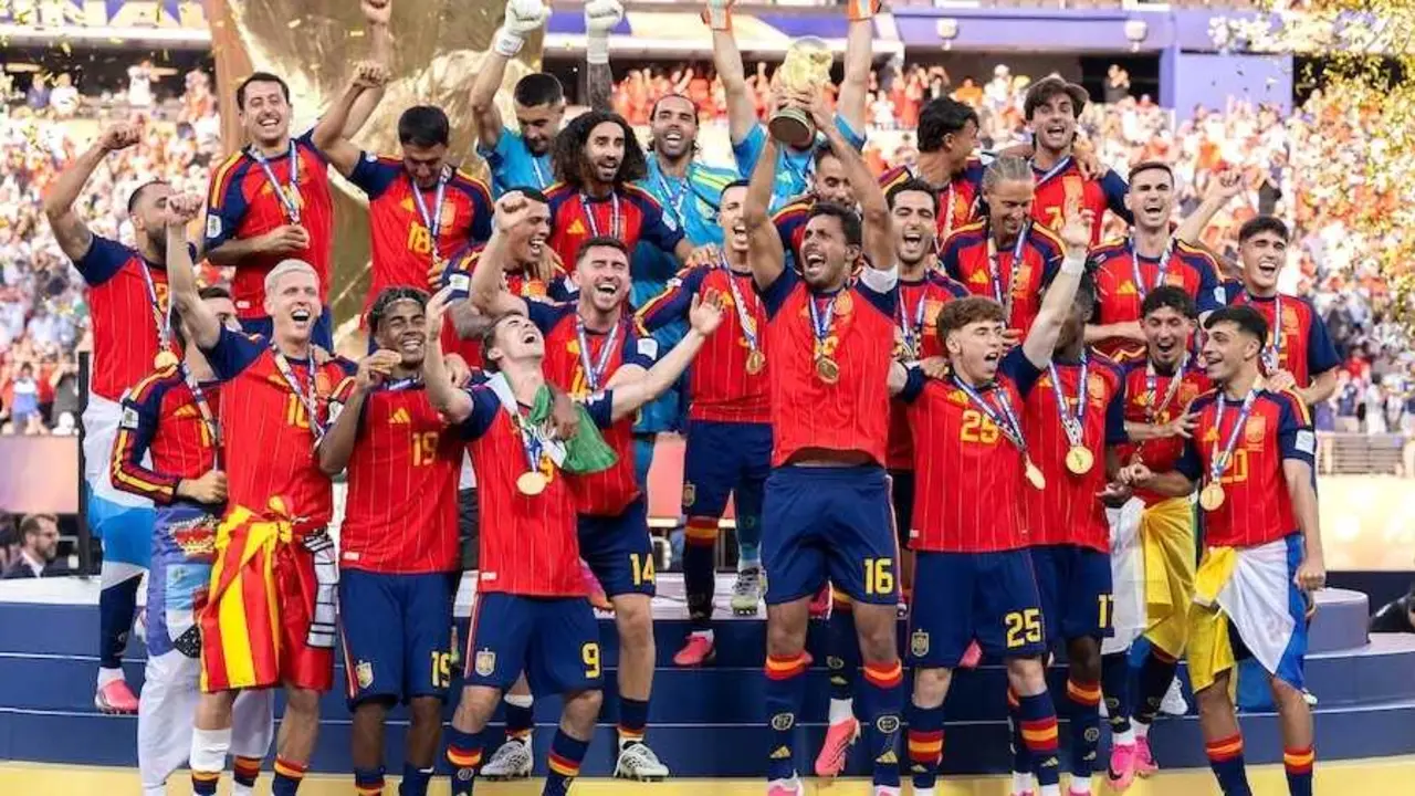 Los jugadores de la selecci&oacute;n espa&ntilde;ola levantan la Copa del Mundo tras la victoria en el Mundial 2026