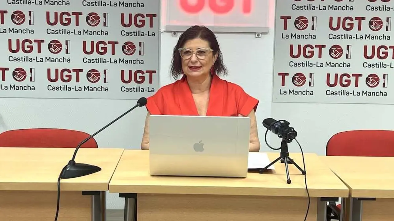 La secretaria de Mujer e Igualdad de UGT Servicios P&uacute;blicos Castilla-La Mancha, Lola Hern&aacute;ndez, durante la rueda de prensa que ha ofrecido.
