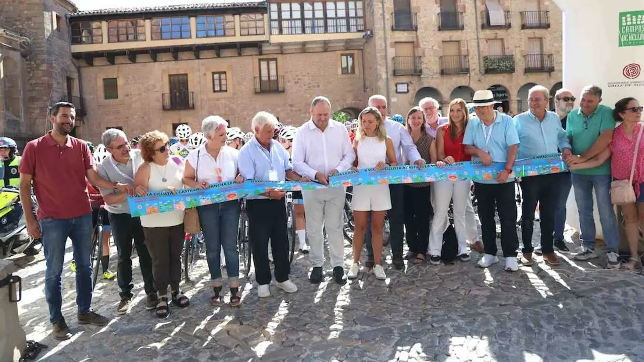 El consejero de Agricultura, Ganader&iacute;a y Desarrollo Rural, Juli&aacute;n Mart&iacute;nez Liz&aacute;n, ha asistido en Sig&uuml;enza (Guadalajara) al inicio de la II Vuelta Ciclista Castilla-La Mancha LEADER.