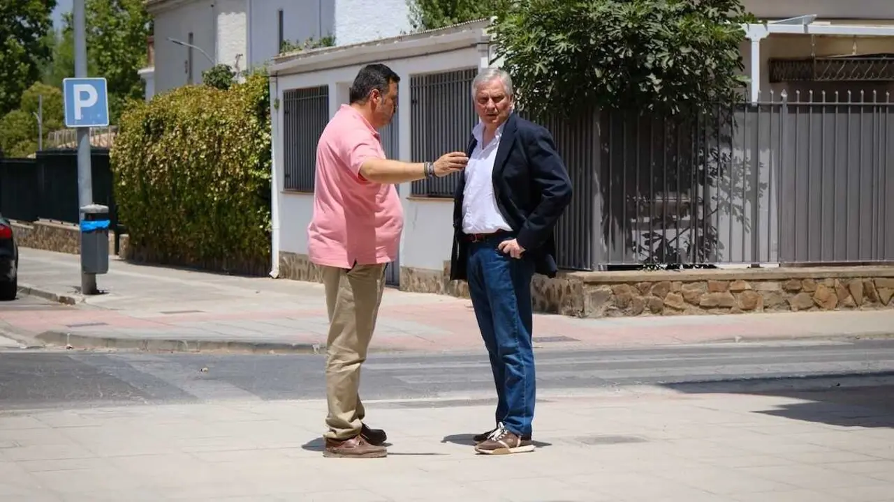 El alcalde de Ciudad Real, Paco Ca&ntilde;izares, visita las obras de mejora de acerados y pavimentos en el barrio del Pilar,