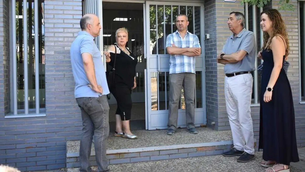 La directora general de Asuntos Europeos, Nazareth Rodrigo, durante la visita a las obras que se est&aacute;n desarrollando en el IES &lsquo;Alto Guadiana&rsquo; de Tomelloso (Ciudad Real).