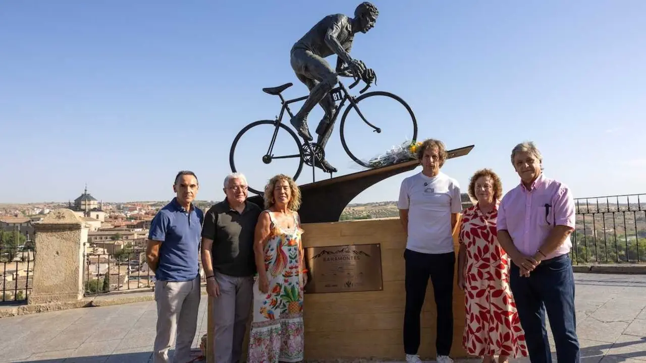 Acto de colocaci&oacute;n de la placa en la Estatua de Bahamontes en el tercer aniversario del fallecimiento del ciclista, a la que acude el concejal del R&iacute;o Tajo, Medioambiente y Deportes de Toledano, Rub&eacute;n Lozano - EFE/&Aacute;ngeles Visd&oacute;mine