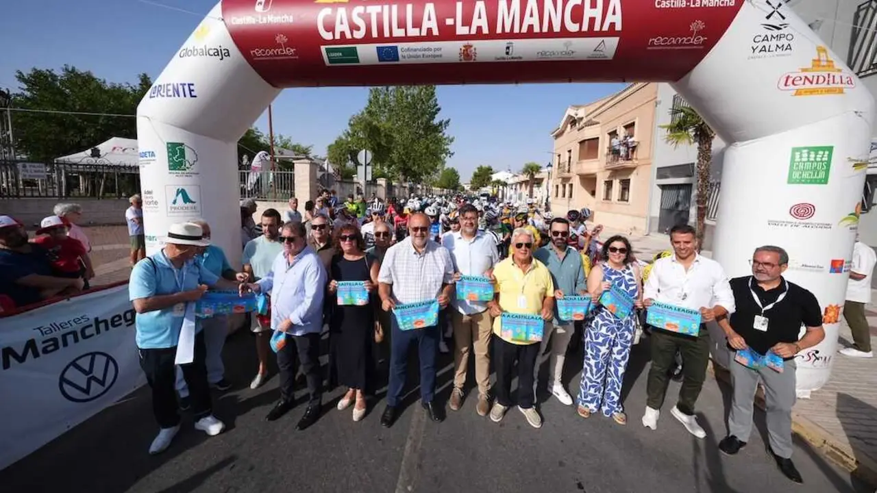 El vicepresidente primero del Gobierno de Castilla-La Mancha, Jos&eacute; Luis Mart&iacute;nez Guijarro, y el consejero de Educaci&oacute;n, Cultura y Deportes, Amador Pastor, han asistido este domingo a la salida de etapa de la II Vuelta Ciclista CLM Leader desde Taranc&oacute;n (Cuenca).