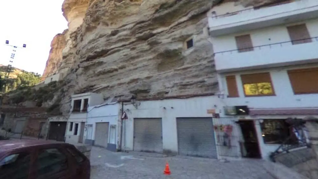 Desalojan un alojamiento en Alcal&aacute; del J&uacute;car (Albacete) por un desprendimiento