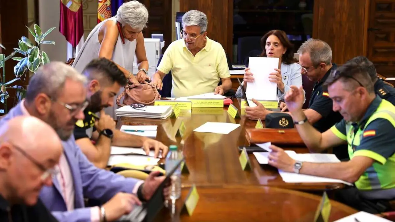 El delegado del Gobierno de Espa&ntilde;a en Castilla-La Mancha, Jos&eacute; Pablo Sabrido, durante la reuni&oacute;n sobre el dispositivo de seguridad que se va a llevar a cabo con motivo del eclipse solar del 12 de agosto - EFE/Ismael Herrero