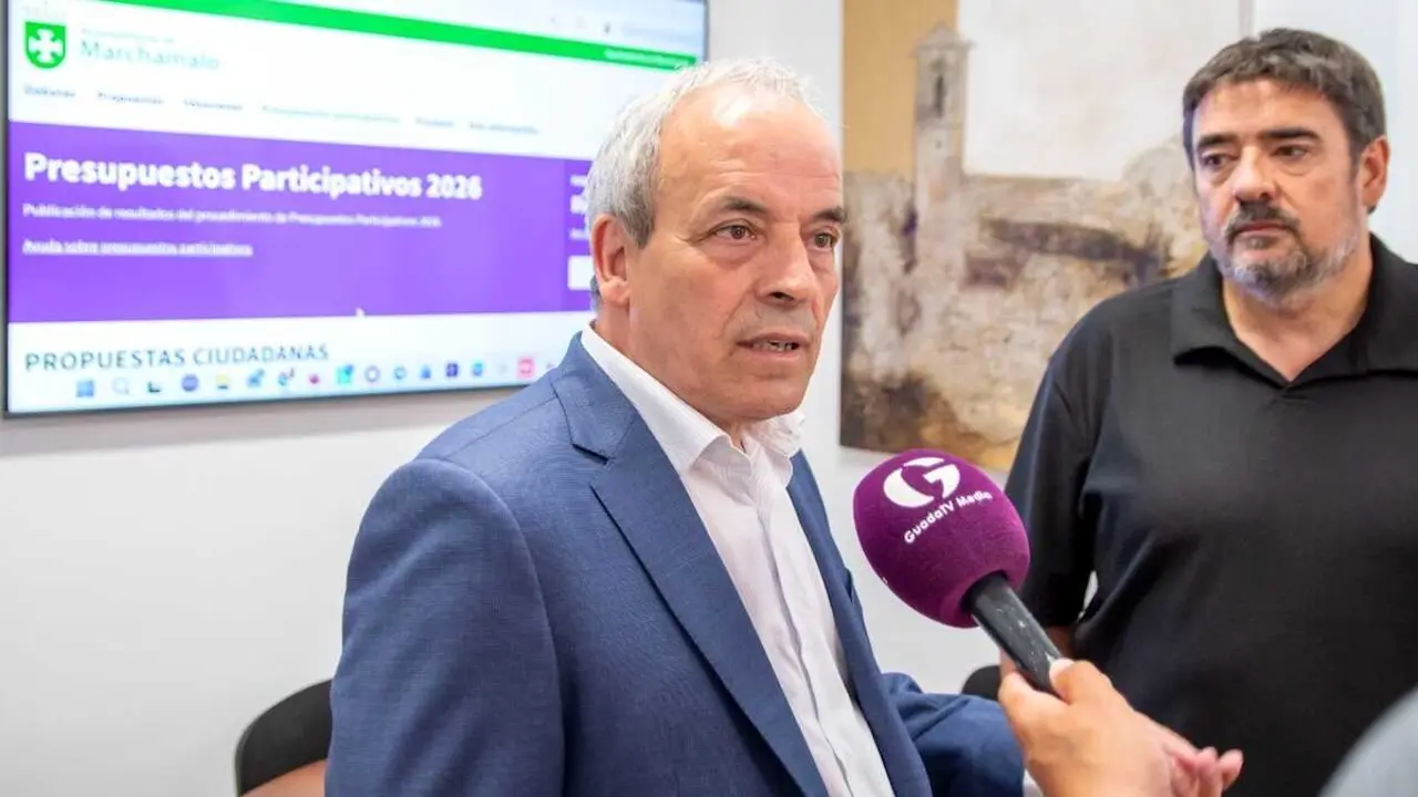 El director de la Oficina de Transparencia, Integridad y Participaci&oacute;n, Julio Garc&iacute;a, atendiendo a los medios este lunes junto al alcalde de Marchamalo (Guadalajara), Rafael Esteban