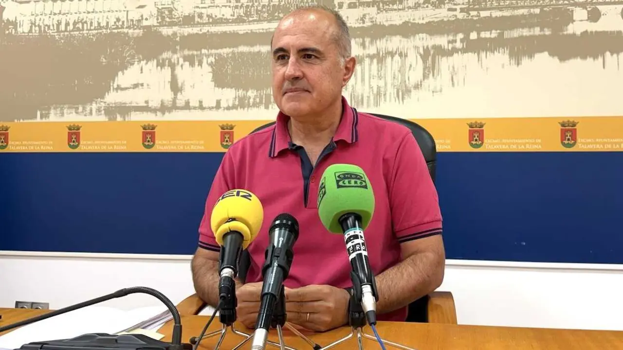 El portavoz del equipo de Gobierno del Ayuntamiento de Talavera de la Reina (Toledo), Jes&uacute;s Garc&iacute;a-Barroso, durante la rueda de prensda que ha ofrecido.